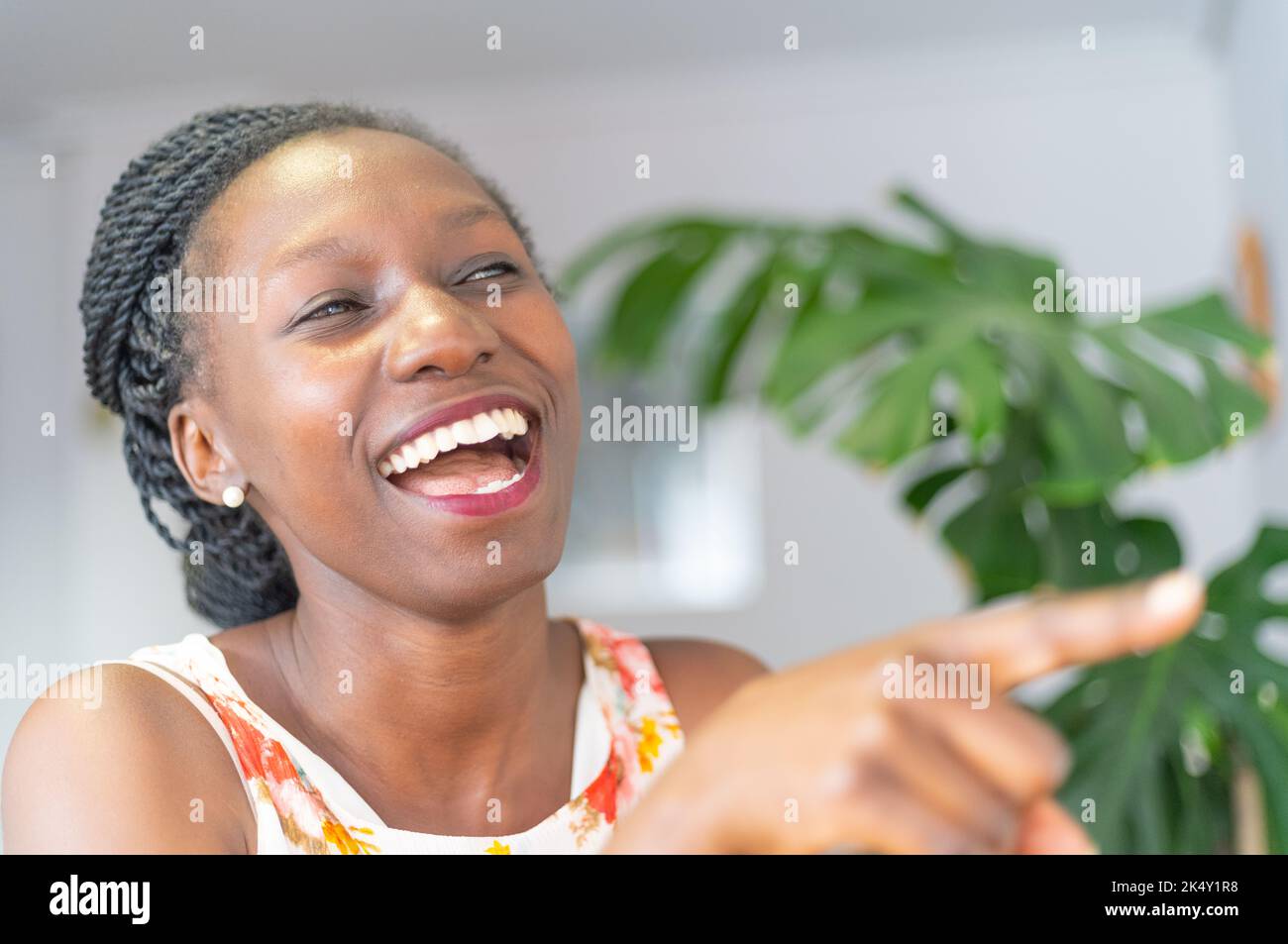 Junge Frau mit einem blühenden Kleid, die lacht Stockfoto