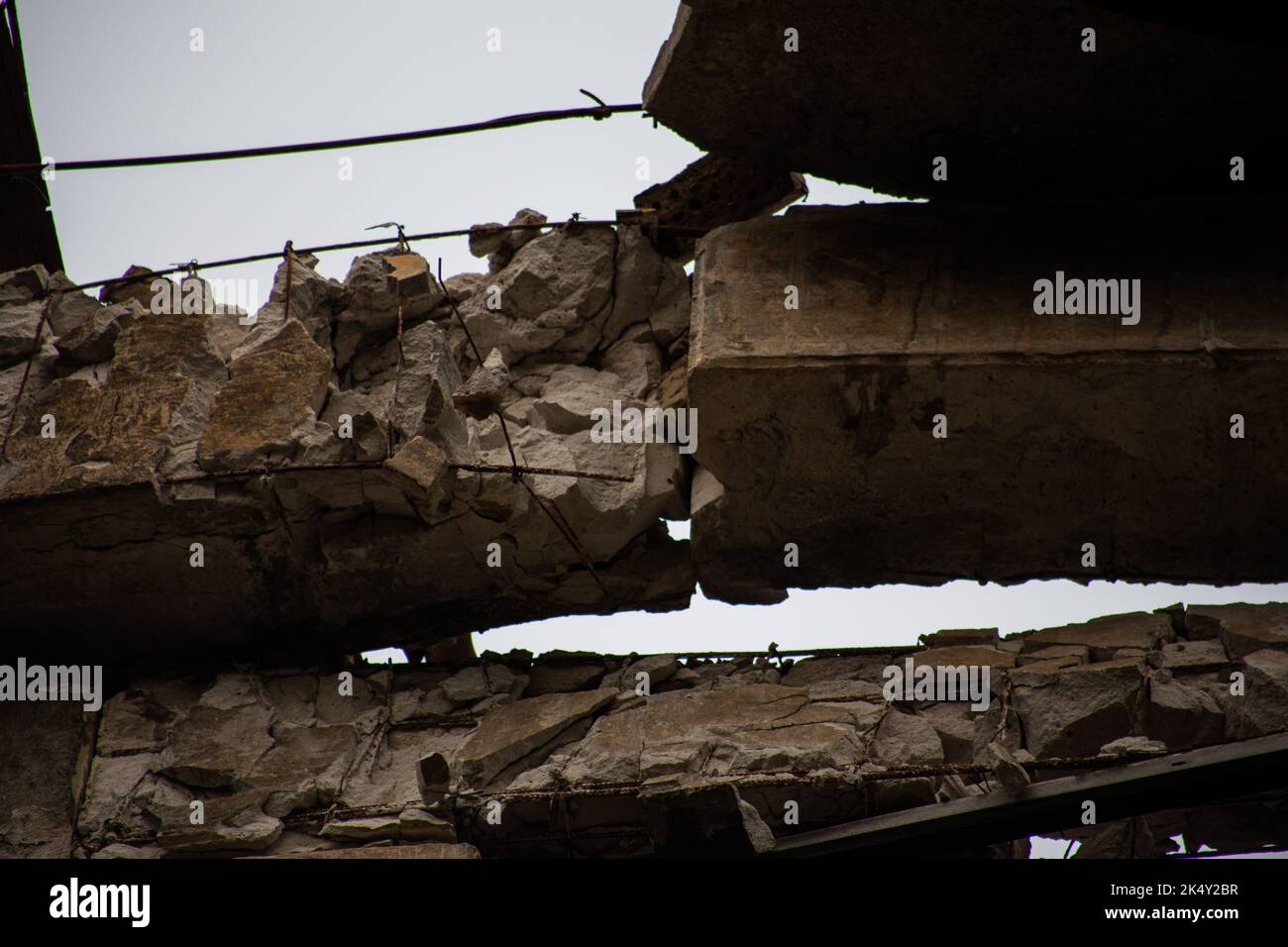 Hostomel, Oblast Kiew, Ukraine 2022: Eine zerstörte Stadt nach dem russischen Einmarsch in die Ukraine Stockfoto