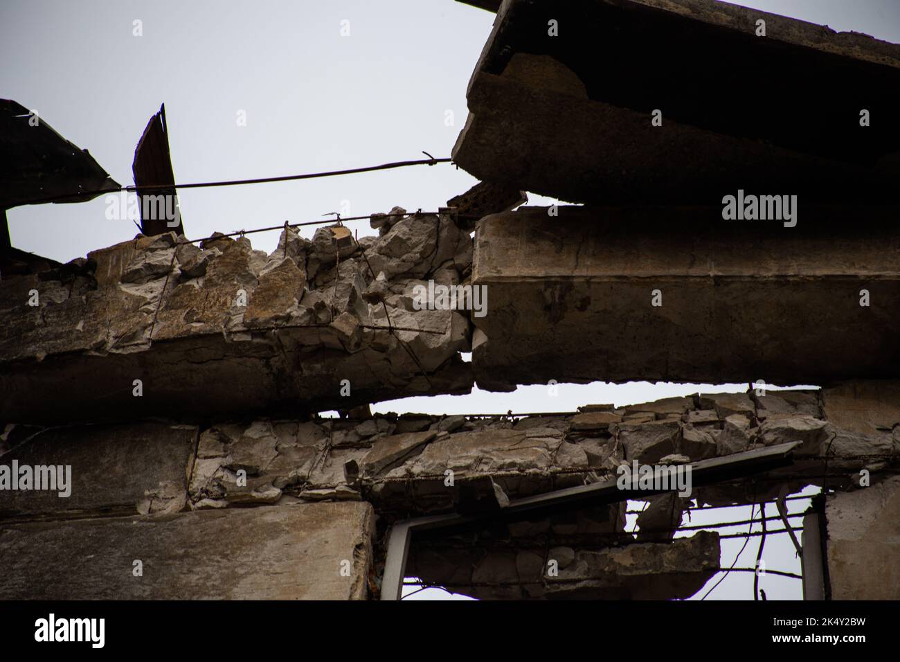 Hostomel, Oblast Kiew, Ukraine 2022: Eine zerstörte Stadt nach dem russischen Einmarsch in die Ukraine Stockfoto