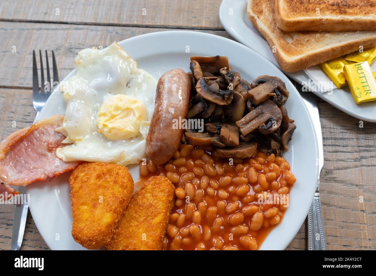 Komplettes englisches warmes Frühstück, traditionelles britisches Frühstück, großbritannien Stockfoto