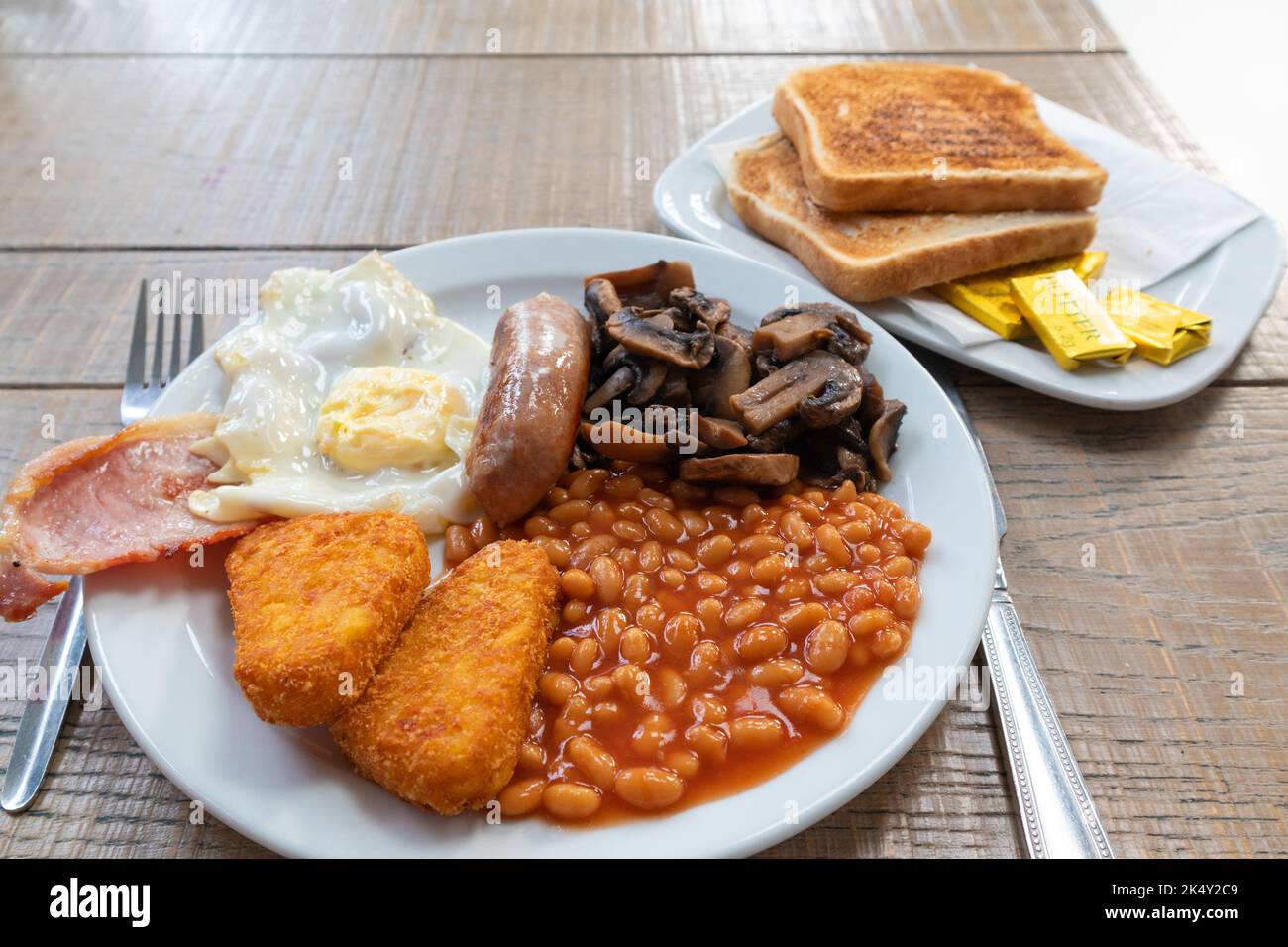 Komplettes englisches warmes Frühstück, traditionelles britisches Frühstück, großbritannien Stockfoto