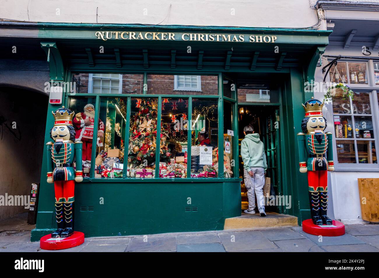 Zwei lebensgroße Ladenhüter stehen vor dem Nussknacker-Weihnachtsgeschäft entlang der berühmten Shambles Street in York. Stockfoto