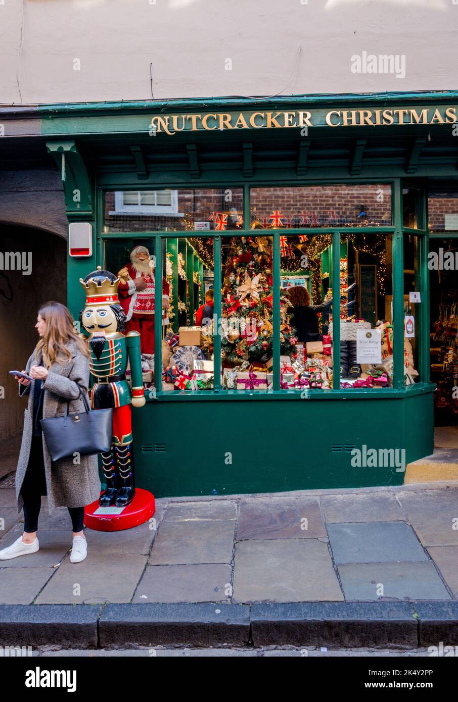 Zwei lebensgroße Ladenhüter stehen vor dem Nussknacker-Weihnachtsgeschäft entlang der berühmten Shambles Street in York. Stockfoto