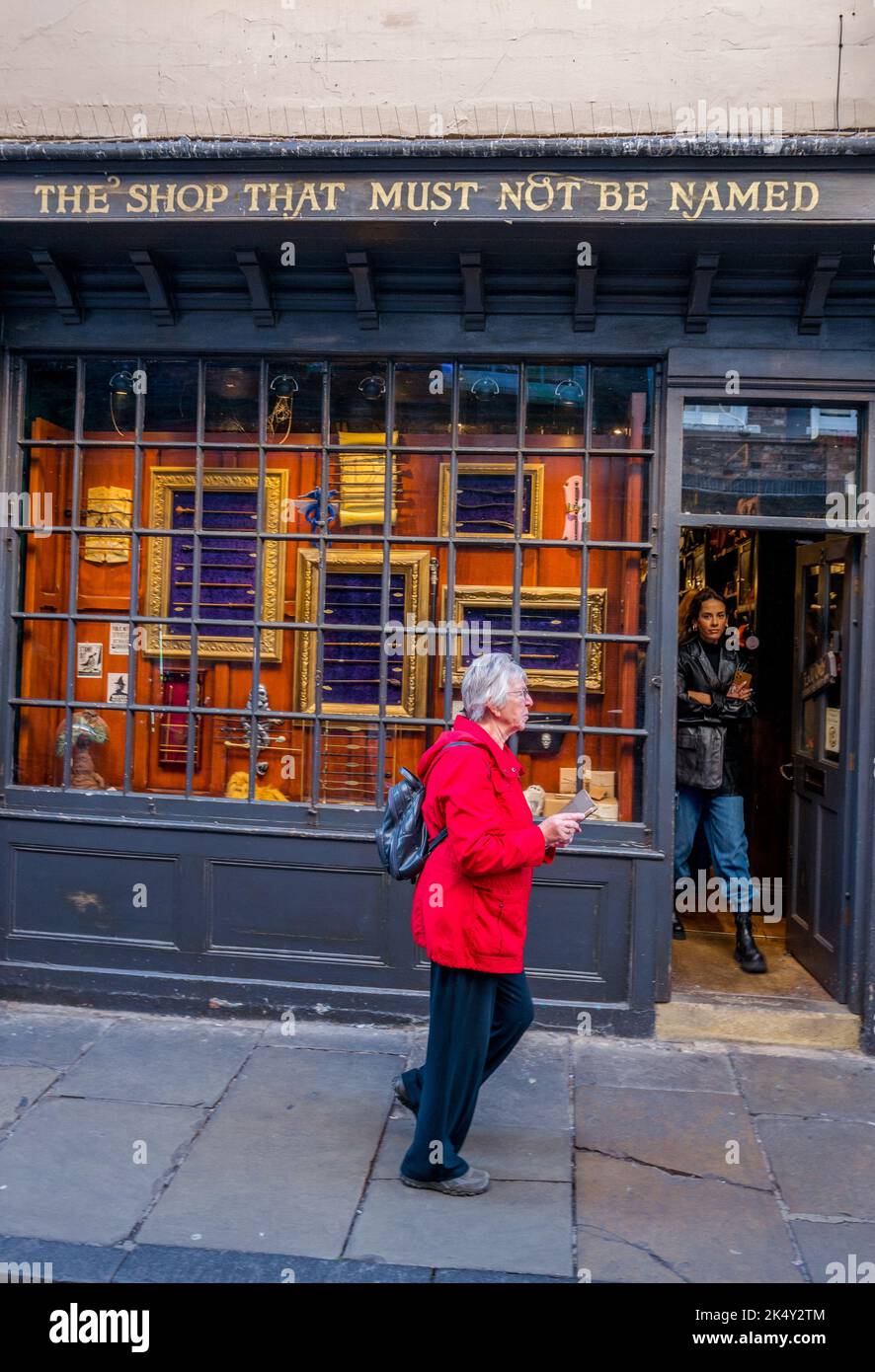 The Shop That Must Not Be Nennung, ein unabhängiger Geschenkeladen im Zentrum von York, spezialisiert auf offiziell lizenzierte Harry Potter Waren, Zauberstäbe. Stockfoto