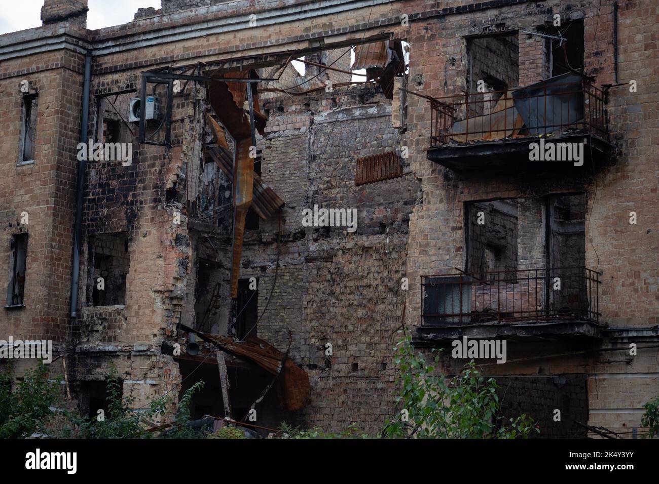 Hostomel, Oblast Kiew, Ukraine 2022: Eine zerstörte Stadt nach dem russischen Einmarsch in die Ukraine Stockfoto