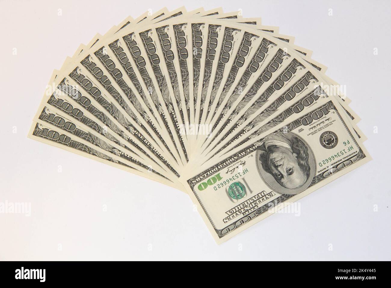 Geldfan. US-Dollar-Banknoten. Amerikanische 100-Dollar-Scheine. Konzept des Bankgeschäfts und des finanziellen Investitionsgeldes Stockfoto