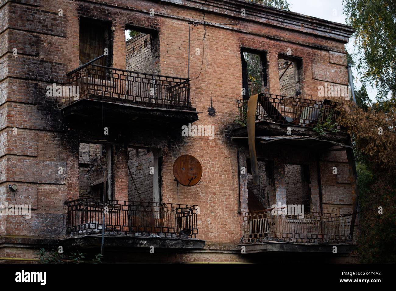 Hostomel, Oblast Kiew, Ukraine 2022: Eine zerstörte Stadt nach dem russischen Einmarsch in die Ukraine Stockfoto