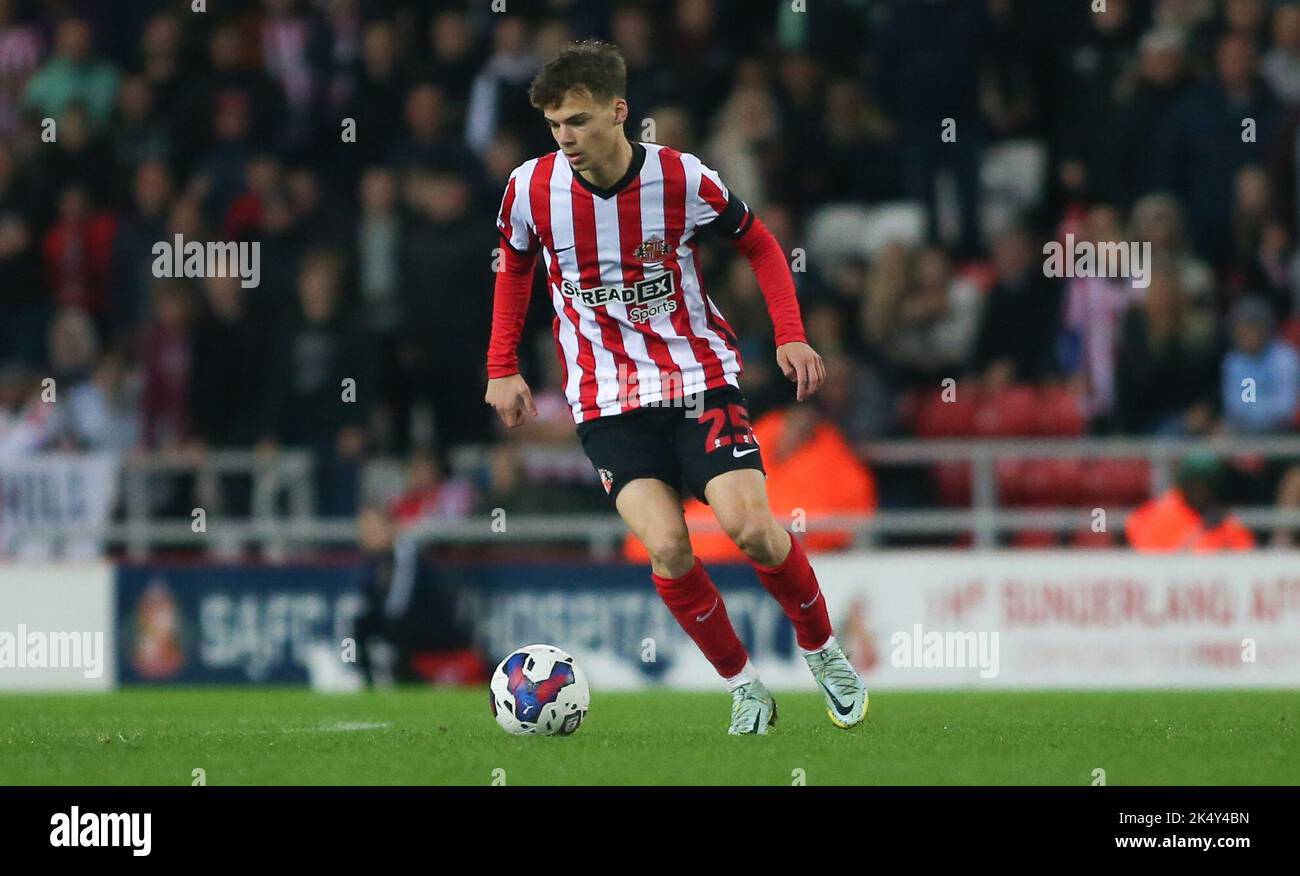 Sunderland, Großbritannien. 4.. Oktober 2022Sunderland Edouard Michut während des Sky Bet Championship-Spiels zwischen Sunderland und Blackpool im Stadium of Light, Sunderland am Dienstag, 4.. Oktober 2022. (Kredit: Michael Driver | MI Nachrichten) Kredit: MI Nachrichten & Sport /Alamy Live Nachrichten Stockfoto