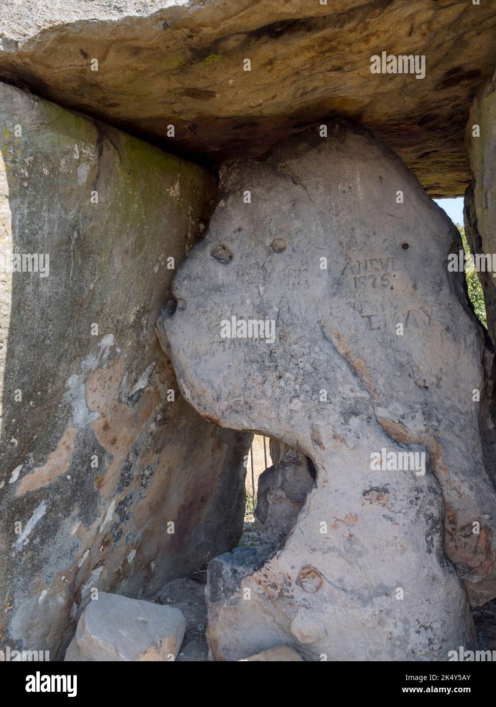 Detail zeigt Nahaufnahme von Sarsensteinen, aus denen Kit's Coty House, eine megalithische 'Dolmen'-Grabkammer in der Nähe von Aylesford, Kent, Großbritannien, besteht. Stockfoto