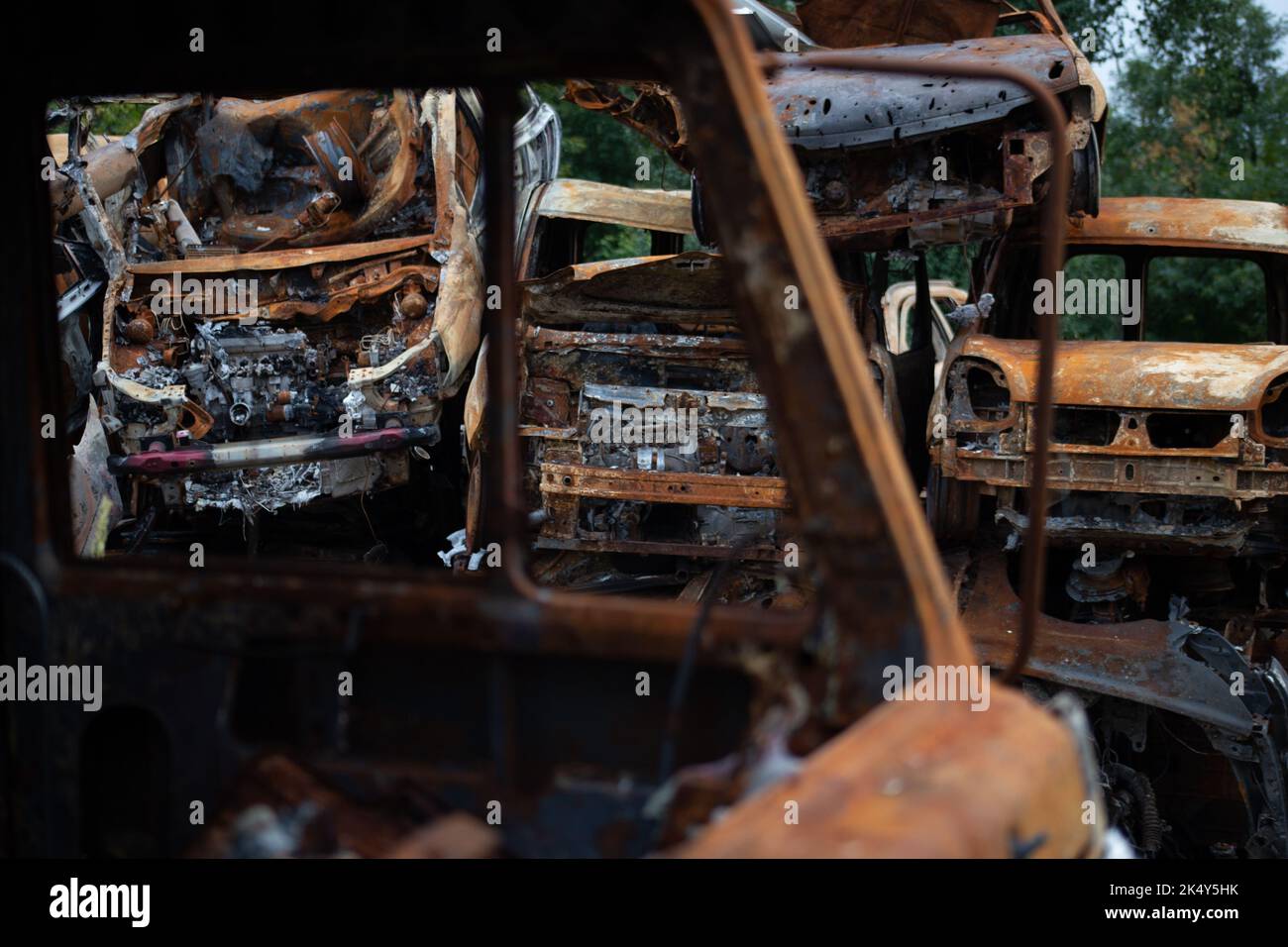 Ein Haufen zerstörter und verbrannter ziviler Autos in der Stadt Gostomel, Region Kiew Stockfoto