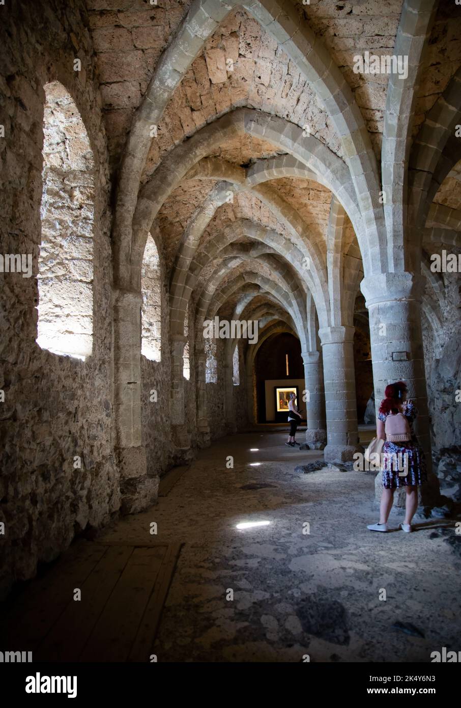 Die Besichtigung des Kerkers im mittelalterlichen Schloss Chillon befindet sich auf einer Inselburg am Genfer See Stockfoto