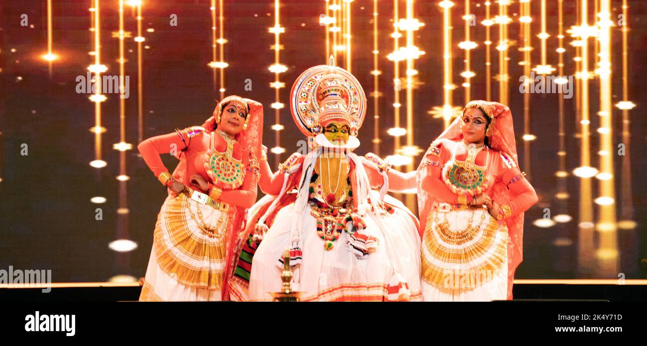 Kathakali ist eine Hauptform des klassischen indischen Tanzes. Es handelt sich um ein „Stück Geschichte“-Genre der Kunst, das sich aber durch das aufwendig bunte Make-up auszeichnet, Stockfoto