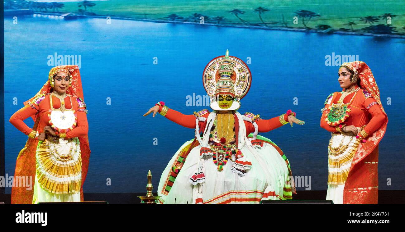 Kathakali ist eine Hauptform des klassischen indischen Tanzes. Es handelt sich um ein „Stück Geschichte“-Genre der Kunst, das sich aber durch das aufwendig bunte Make-up auszeichnet, Stockfoto