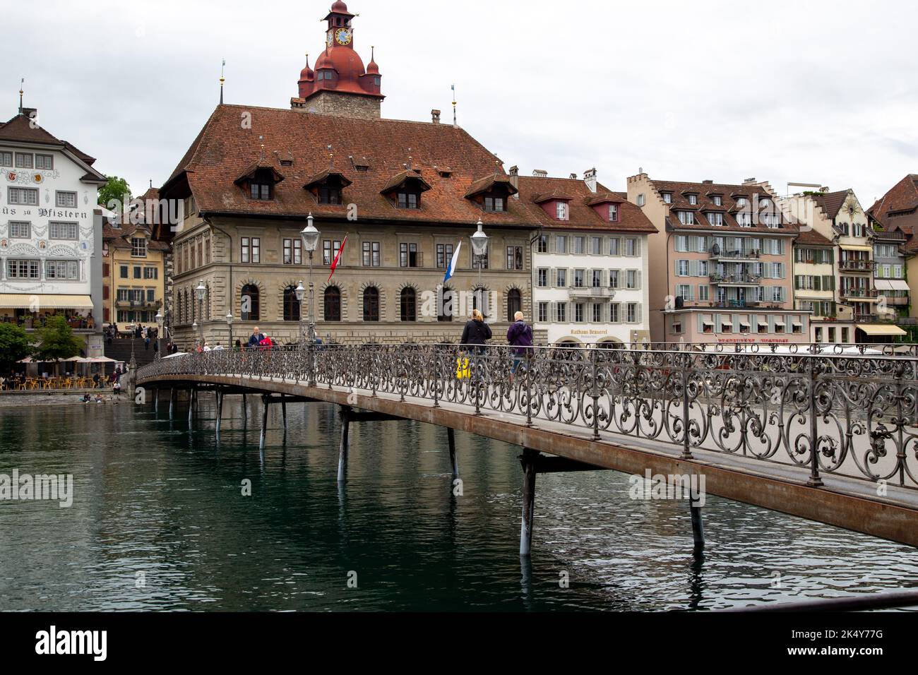 Die Rathaussteg-Brücke begrüßt Fahrräder und Fußgänger in Luzern, Schweiz, und führt zum Rathaus, bekannt als Rathaus an der Reuss Stockfoto