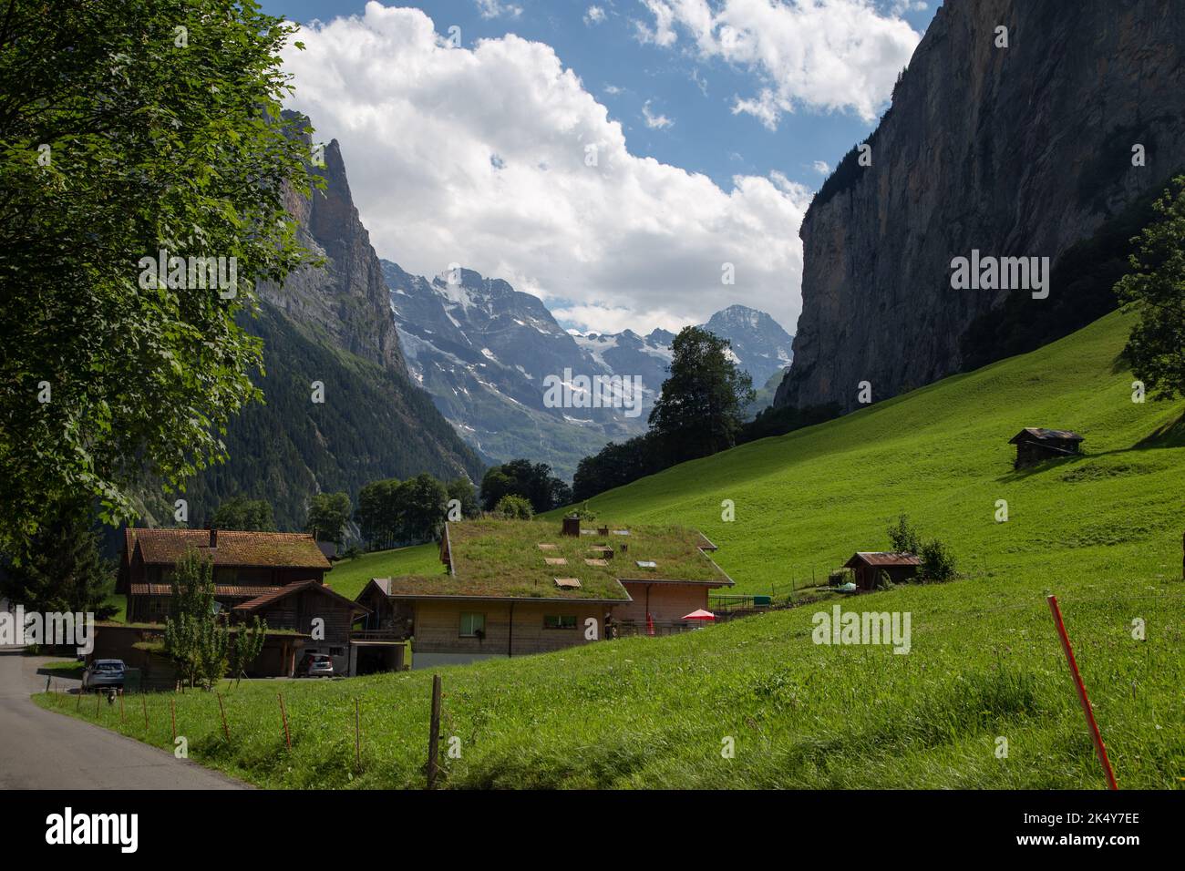SOD-Dach bedeckt eine Struktur im Tal von Lauterbrunnen Schweiz Stockfoto