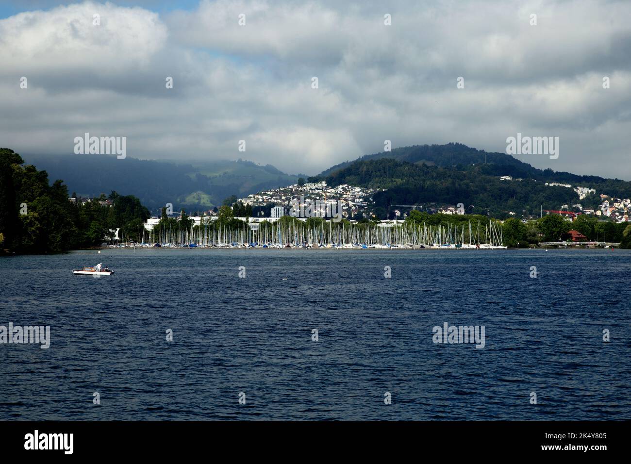Kreuzfahrt auf dem Vierwaldstättersee, Schweiz mit Yachthafen im Hintergrund Stockfoto