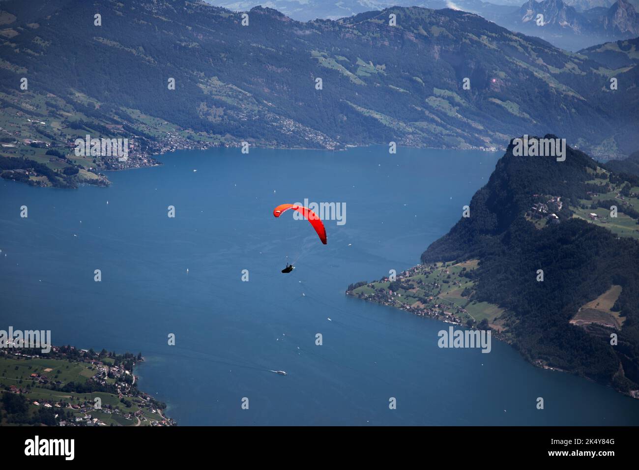 Blick vom Mt. Pilatus Luzern Schweiz mit Gleitschirm (Hängegleiter) Stockfoto