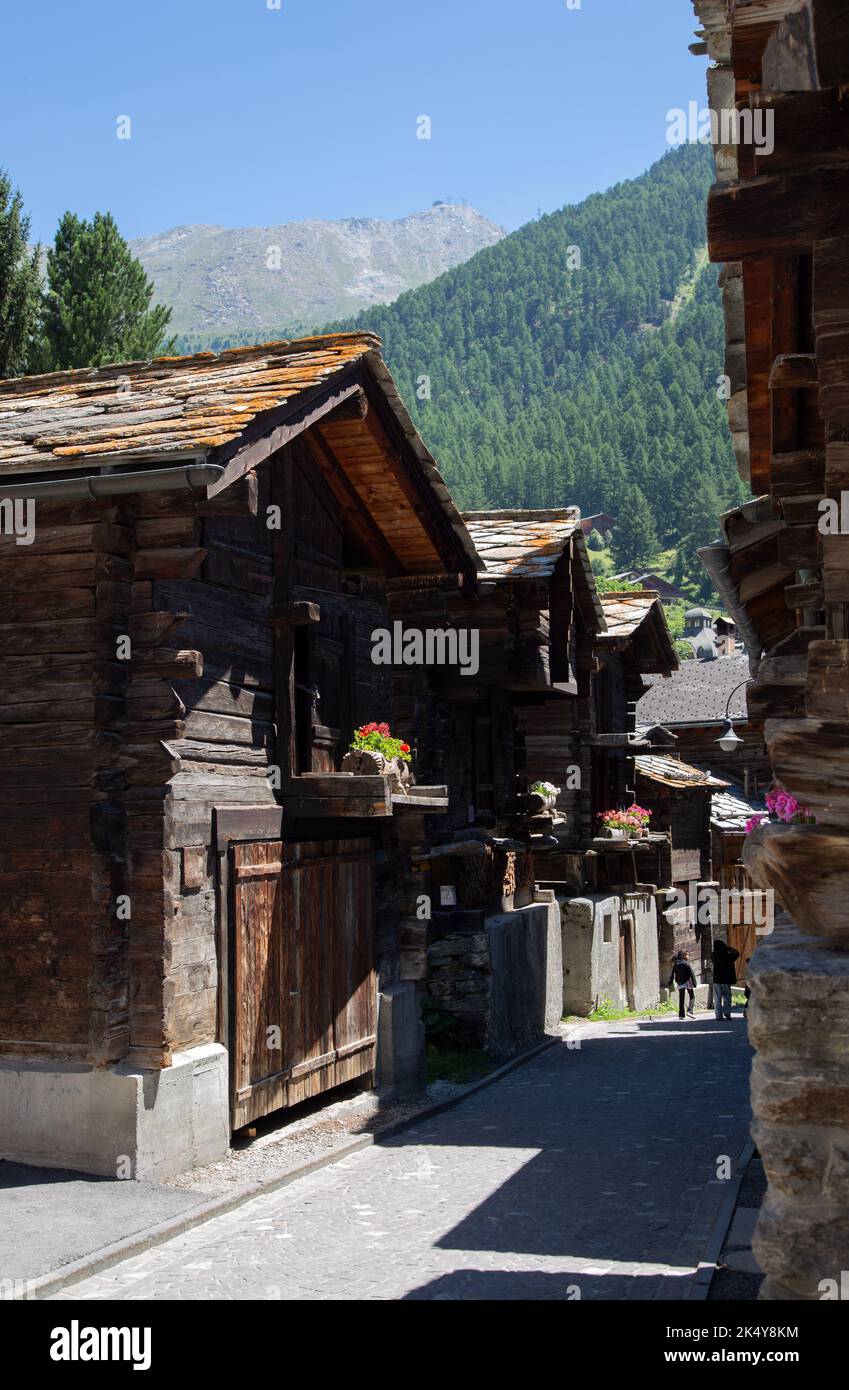 Die Hinterdorfstraße ist die älteste Straße in der Schweiz von Zermatt und ein bisschen von dem, wie die Stadt im 16.. Jahrhundert ausgesehen hätte Stockfoto