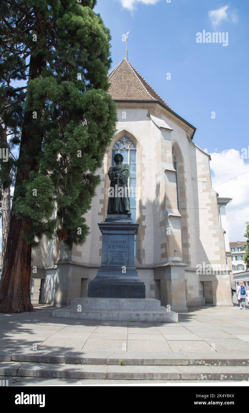 Schweiz Zürcher Denkmal für Ulrich Zwingli mit Fraumünster-Kirche im Hintergrund Stockfoto