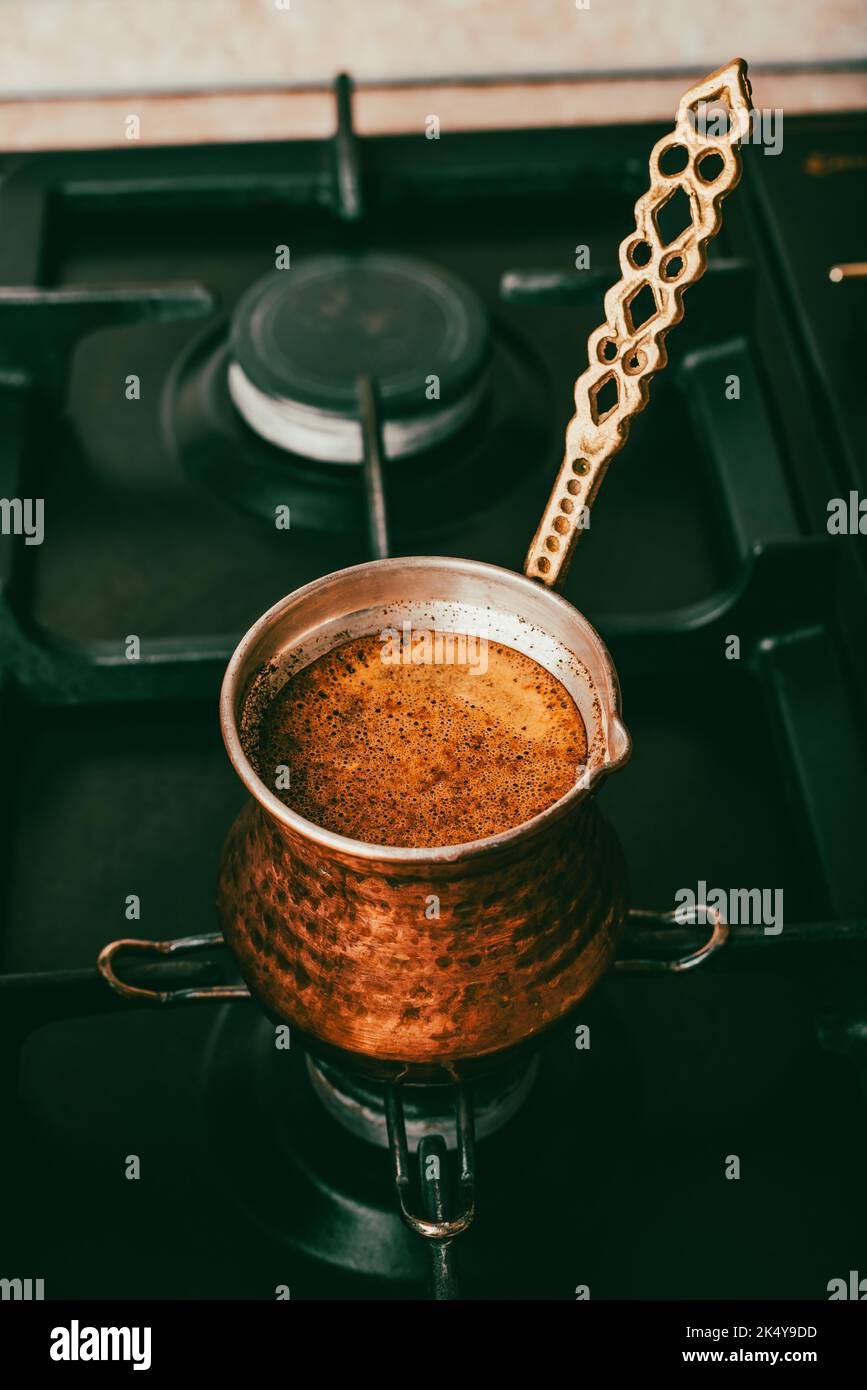 Kaffee im traditionellen Topf auf einem Gasherd zubereiten Stockfoto