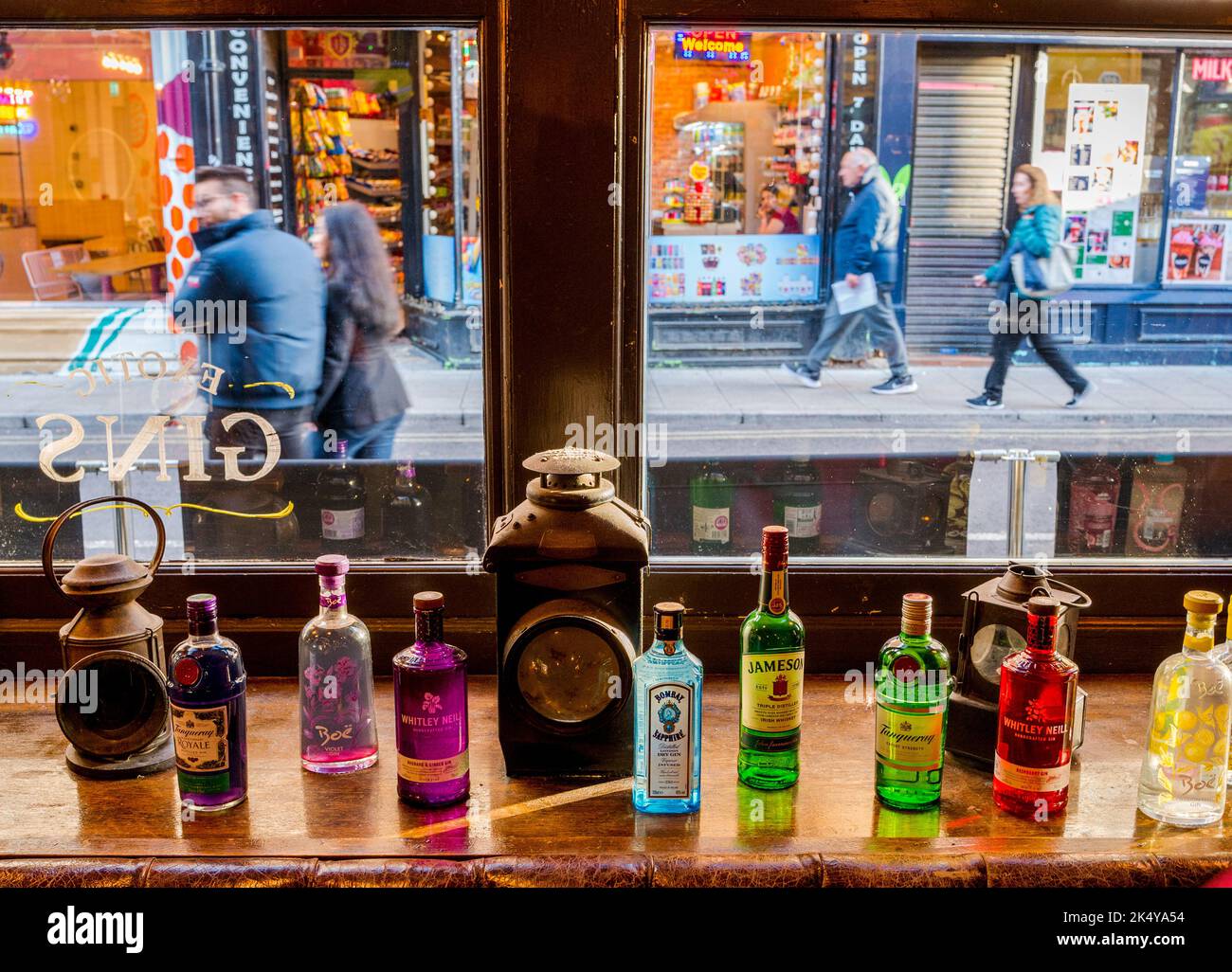 Eine Reihe von alkoholischen Getränken in farbenfrohen Flaschen, die in einem lokalen Pub in der Stadt york ausgestellt sind. Stockfoto