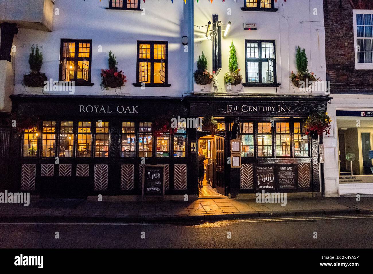 The Royal Oak, ein holzgerahmtes 17. Century Inn, öffentliches Haus oder Pub mit zahlenden Kunden am späten Abend, York, Yorkshire. Stockfoto
