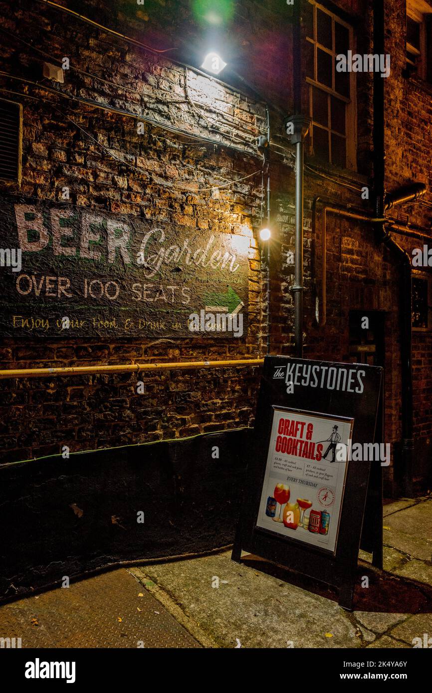 The Keystone Public House oder Pub in der Nacht mit Einem Brett Werbung Handwerk Biere und Cocktails, York, Yorkshire. Stockfoto