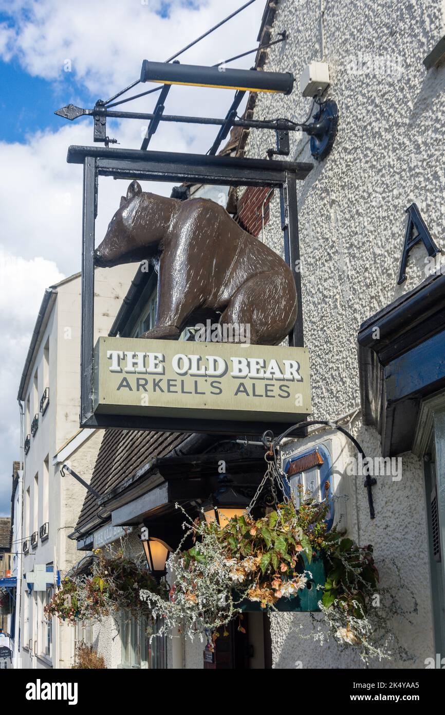Das Old Bear Inn Schild, High Street, Cricklade, Wiltshire, England, Vereinigtes Königreich Stockfoto