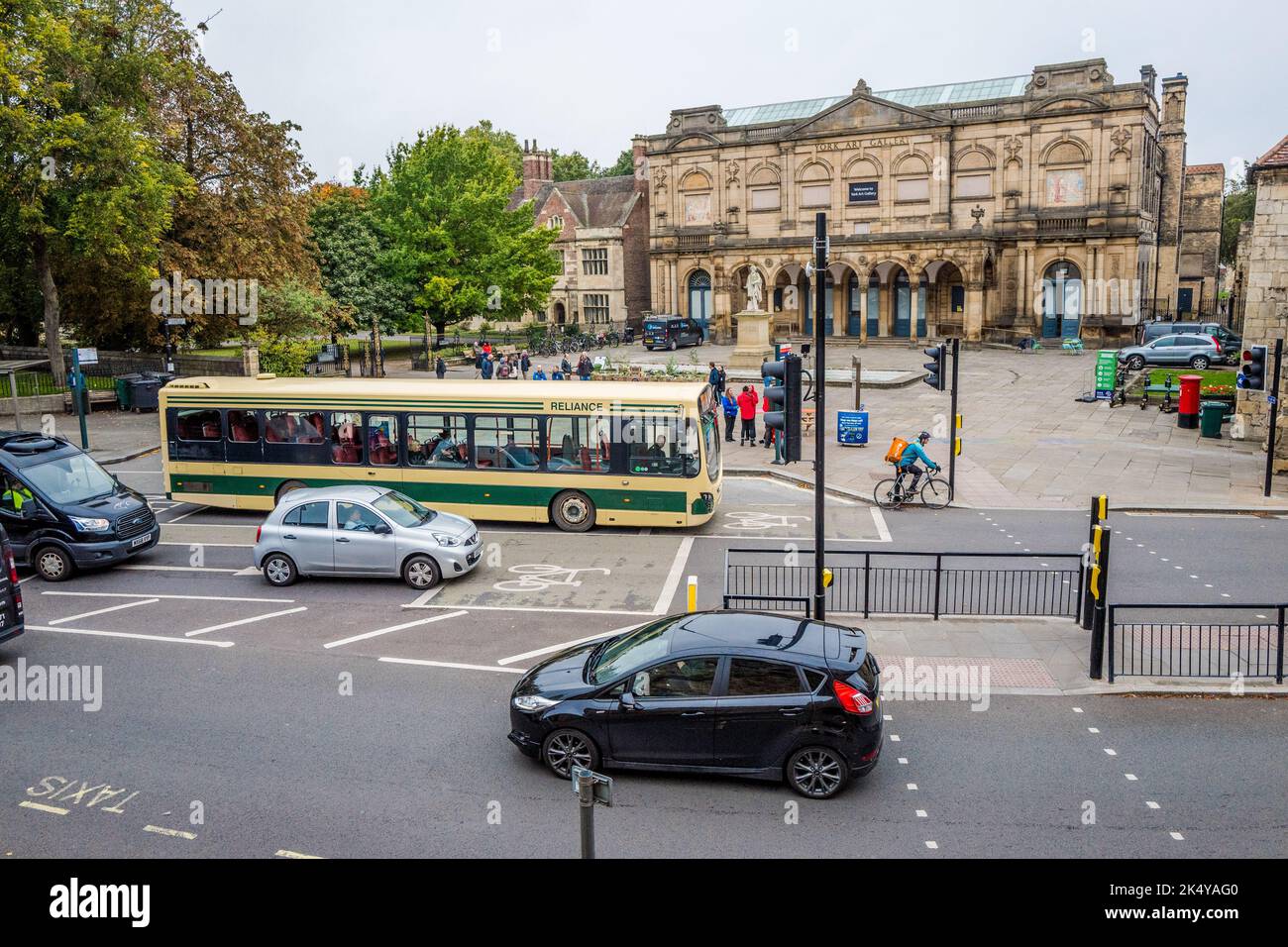 Vielbefahrene Straßenkreuzung am St. Leonard's Place mit der vor der York Art Gallery, York, Yorkshire, England. Stockfoto