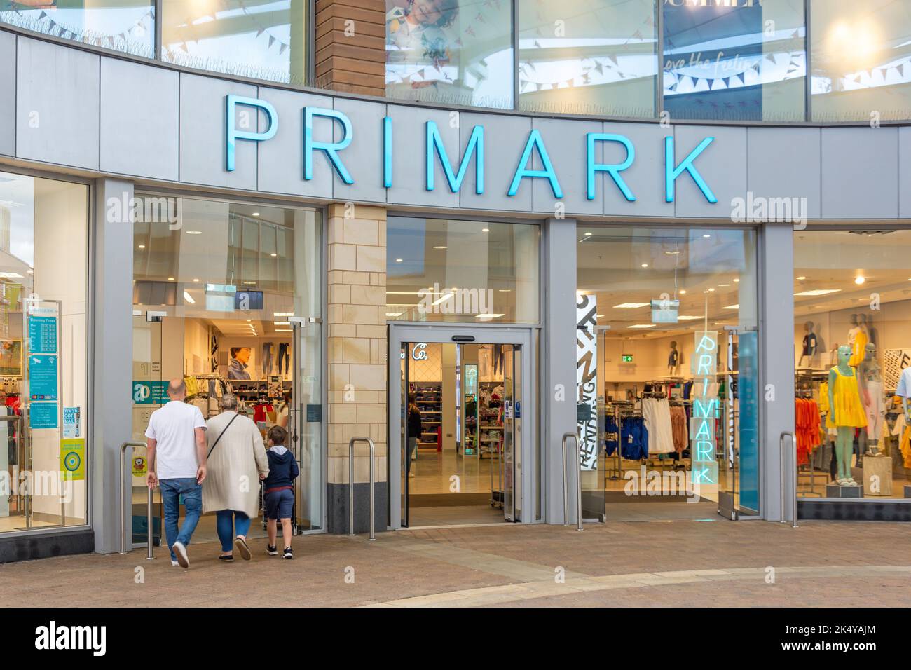 Eintritt zum Primark Fashion Store, Willow Place Shopping Centre, George Street, Corby, Northamptonshire, England, Vereinigtes Königreich Stockfoto