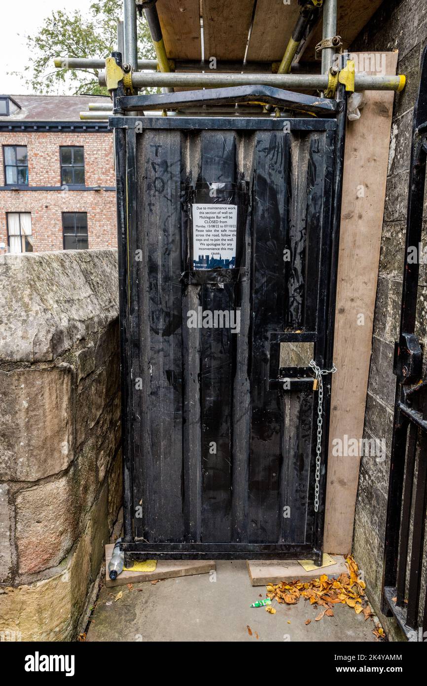 Beachten Sie, dass dieser Teil der york Wall Micklegate Bar, York, durch eine schwarze Tür mit Vorhängeschloss geschlossen wird. Stockfoto