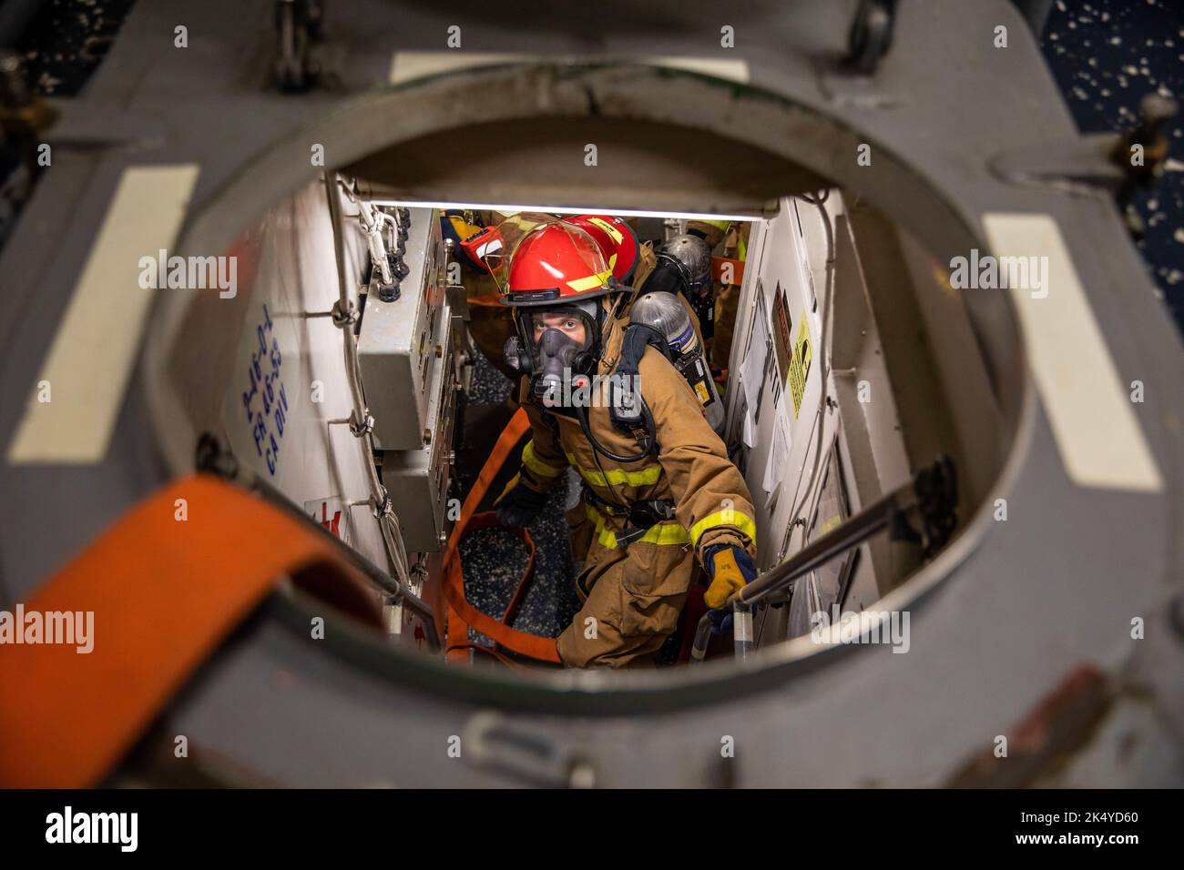 OSTATLANTIK (SEPT 28, 2022) Seaman Jordin Vazquez klettert während einer allgemeinen Quartiersübung an Bord des Arleigh Burke-Klasse-Lenkraketen-Zerstörers USS Roosevelt (DDG 80), 28. September 2022, eine Leiter hoch. Roosevelt, der im spanischen Rota stationiert ist, ist auf seiner vierten Patrouille im Einsatzgebiet der US Naval Forces Europe, beschäftigt von der US Sixth Fleet, um die Interessen der USA, der Alliierten und der Partner zu verteidigen. (USA Navy Foto von Mass Communication Specialist 2. Class Danielle Baker/veröffentlicht) Stockfoto