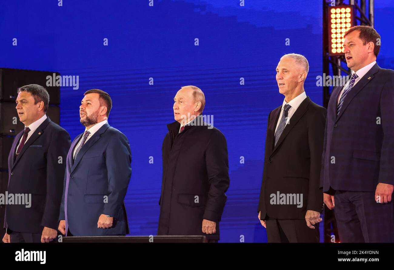 Leonid Pastechnik, Leiter der Volksrepublik Lugansk, Denis Puschilin, Wladimir Putin, Leiter der Region Cherson, Wladimir Saldo und Leiter der Region Saporoschje, Jewgeni Balizki (von links nach rechts) Während der Aufführung der Hymne der Russischen Föderation bei der Konzertsallye People's Choice: Zusammen für immer für den Beitritt der DVR, LPR und der Regionen Saporoschje und Cherson zu Russland. Foto:Russia Presidents Office Stockfoto
