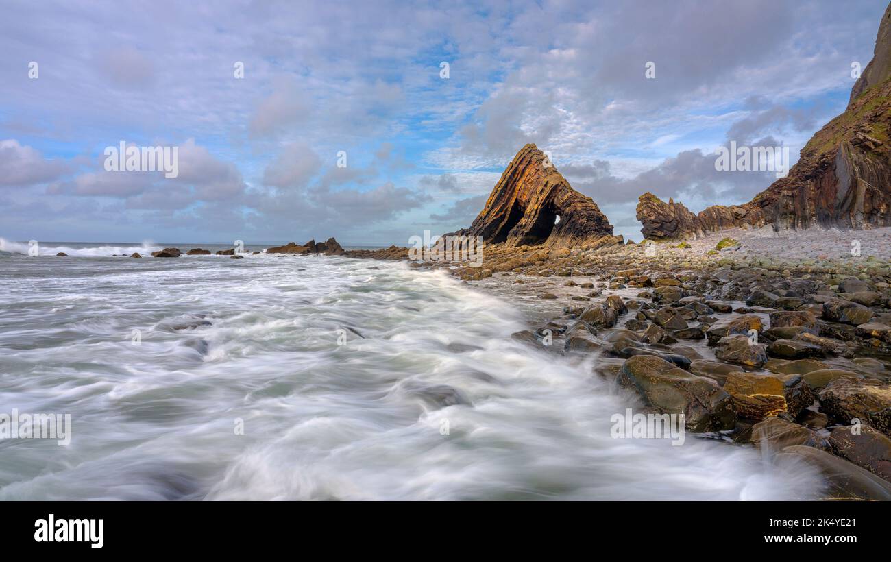 Hartland, Großbritannien - 10. Mai 2022: Blackchurch Rock bei Hartland an der Küste von North Devon, Großbritannien Stockfoto