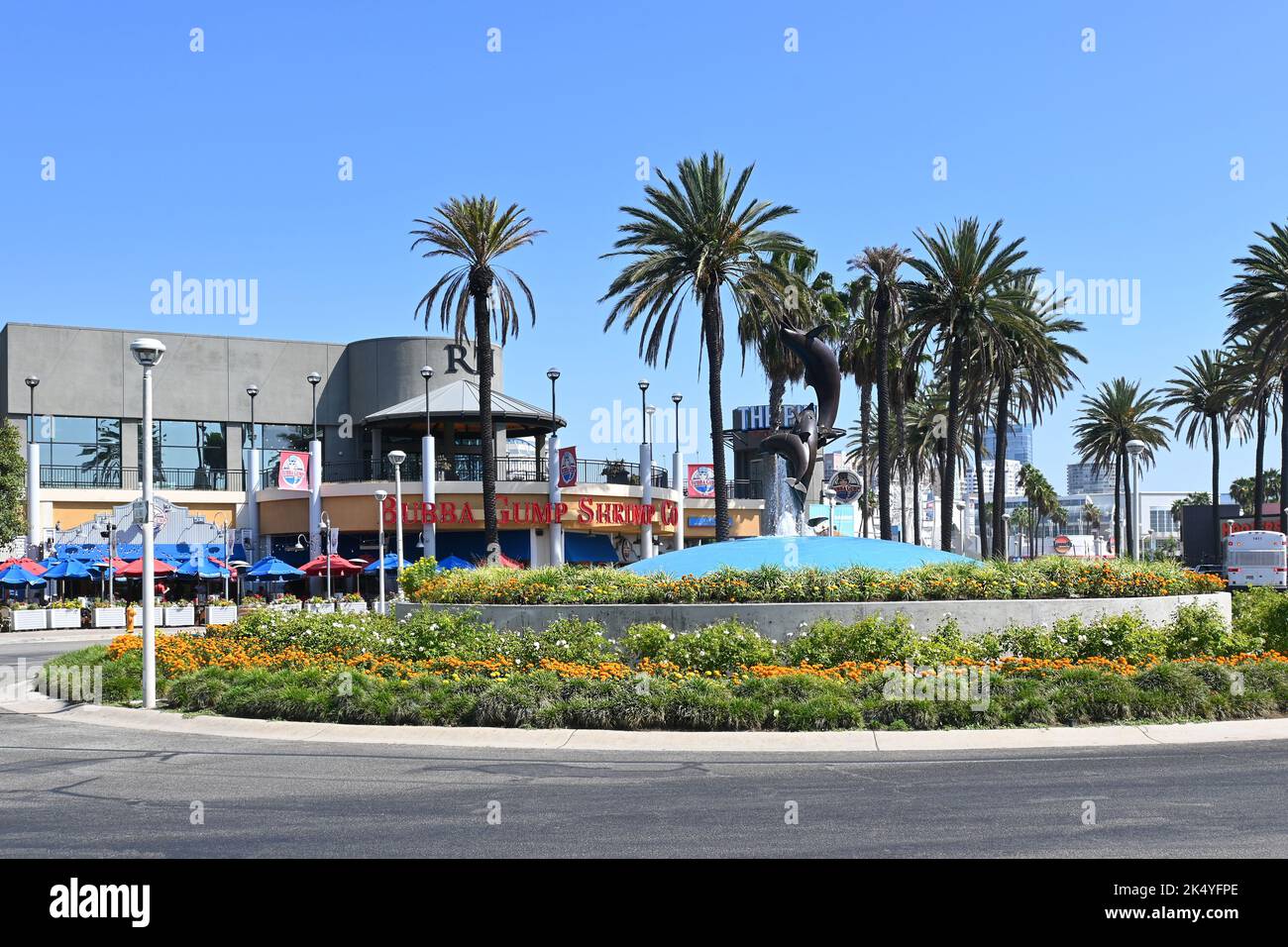 LONG BEACH, CALIFORNIA - 3 Okt 2022: Delfinbrunnen im Aquarium of the Paific mit dem Hecht im Hintergrund. Stockfoto