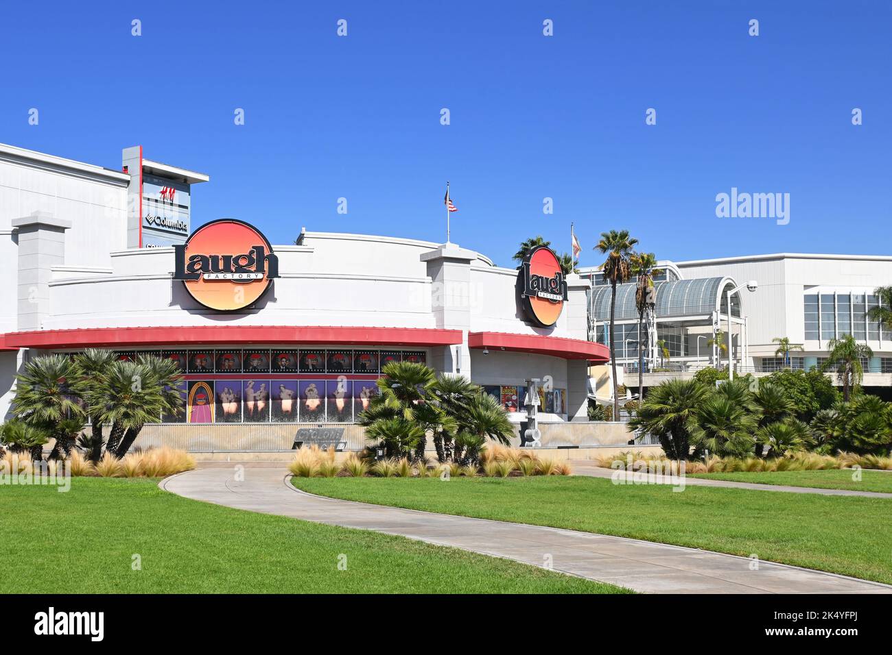 LONG BEACH, KALIFORNIEN - 3 Okt 2022: Die Laugh Factory am Pike mit dem Convention Center im Hintergrund. Stockfoto