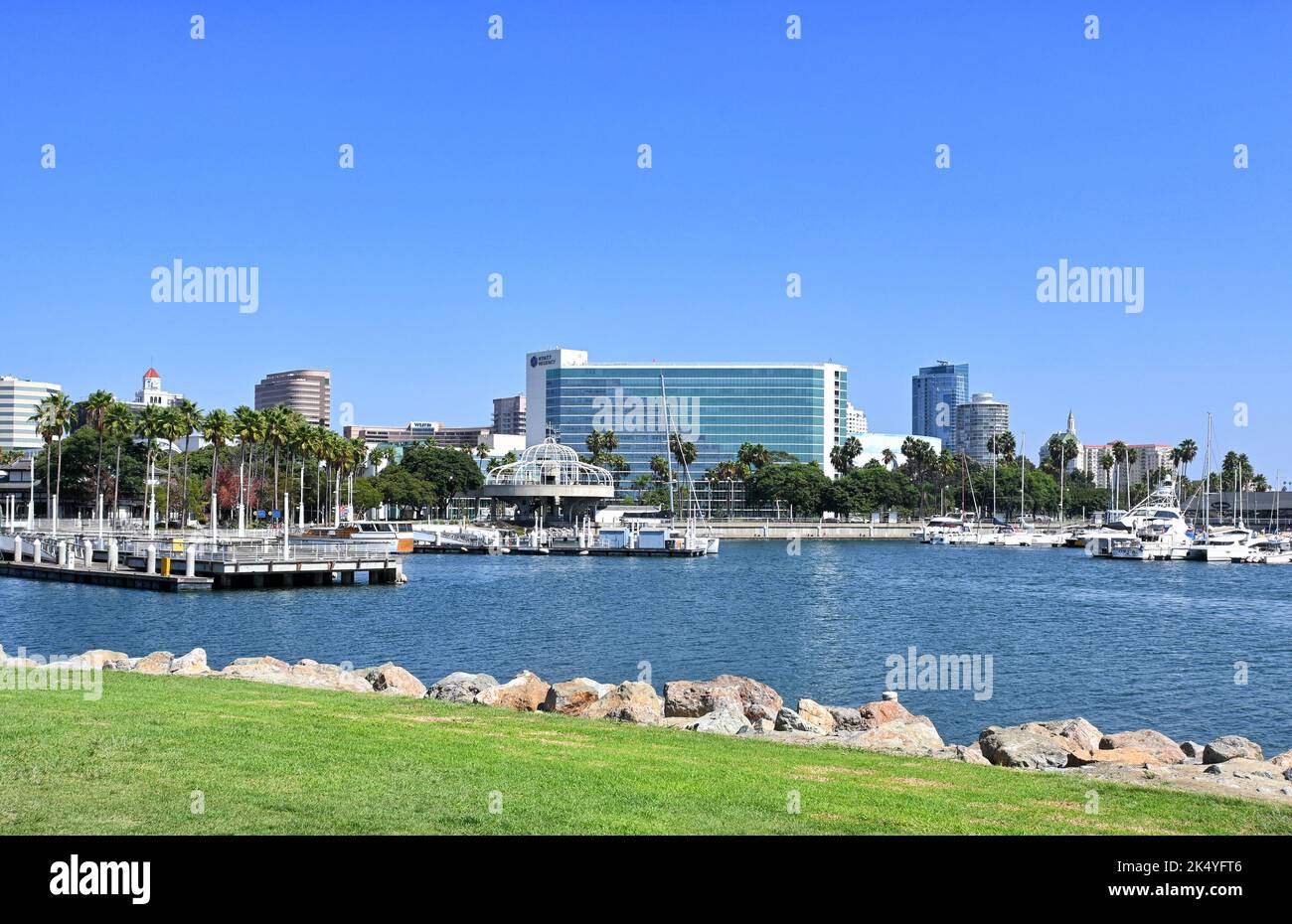 LONG BEACH, KALIFORNIEN - 3 Okt 2022: Rainbow Harbour mit dem Hyatt Regency Hotel und der Long Beach Skyline. Stockfoto