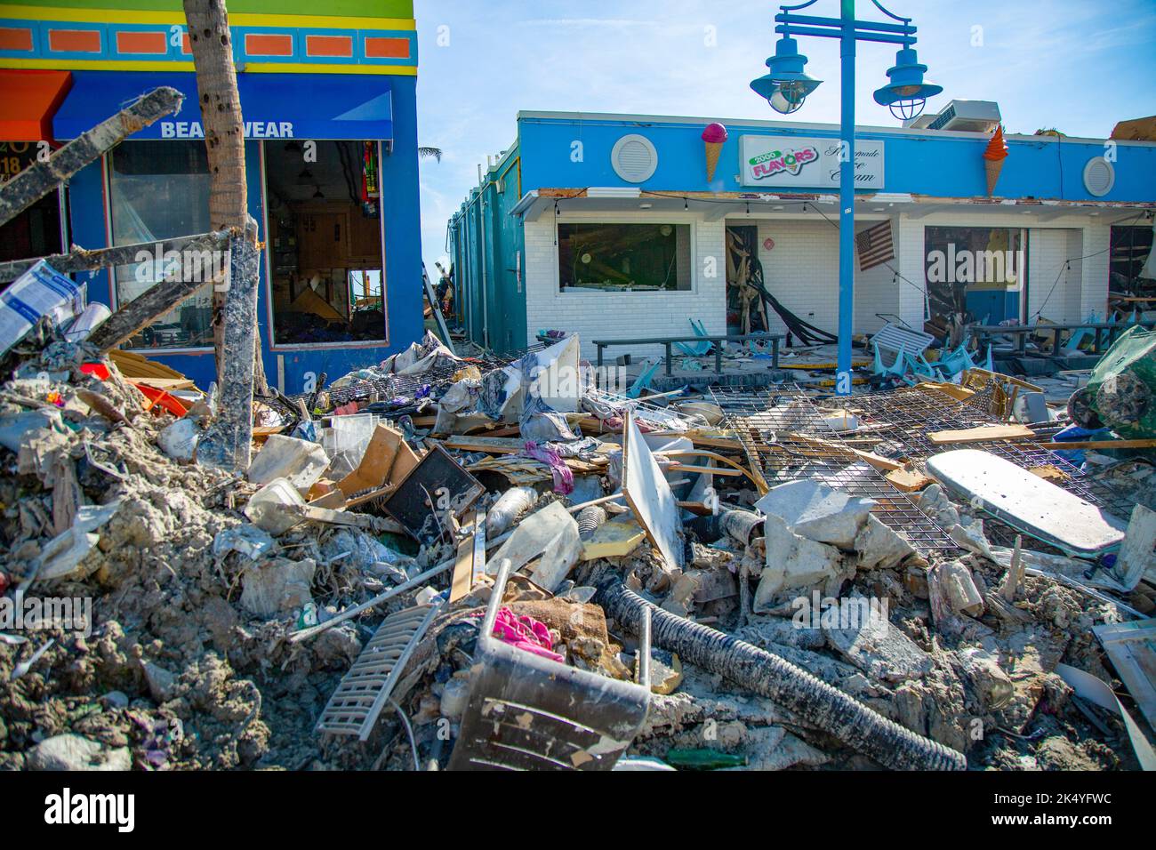 Nach dem 3. Oktober 2022 in Fort Myers Beach, Florida, gibt es noch immer Trümmer. (USA Armeefoto von Maj. Grace Geiger) Stockfoto