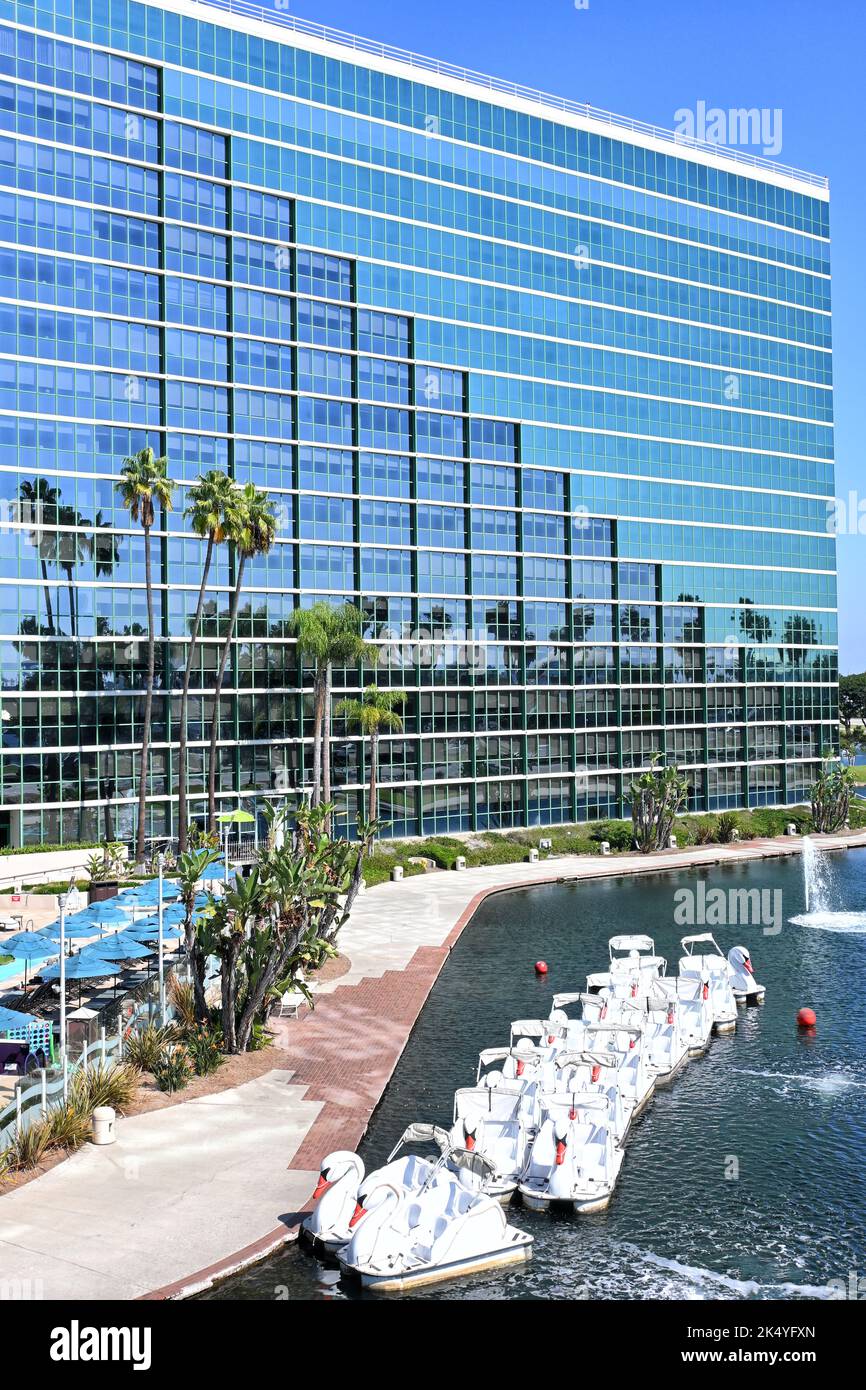 LONG BEACH, KALIFORNIEN - 3 Okt 2022: Swan Boats in Rainbow Lagoon im Hyatt Regency Hotel. Stockfoto