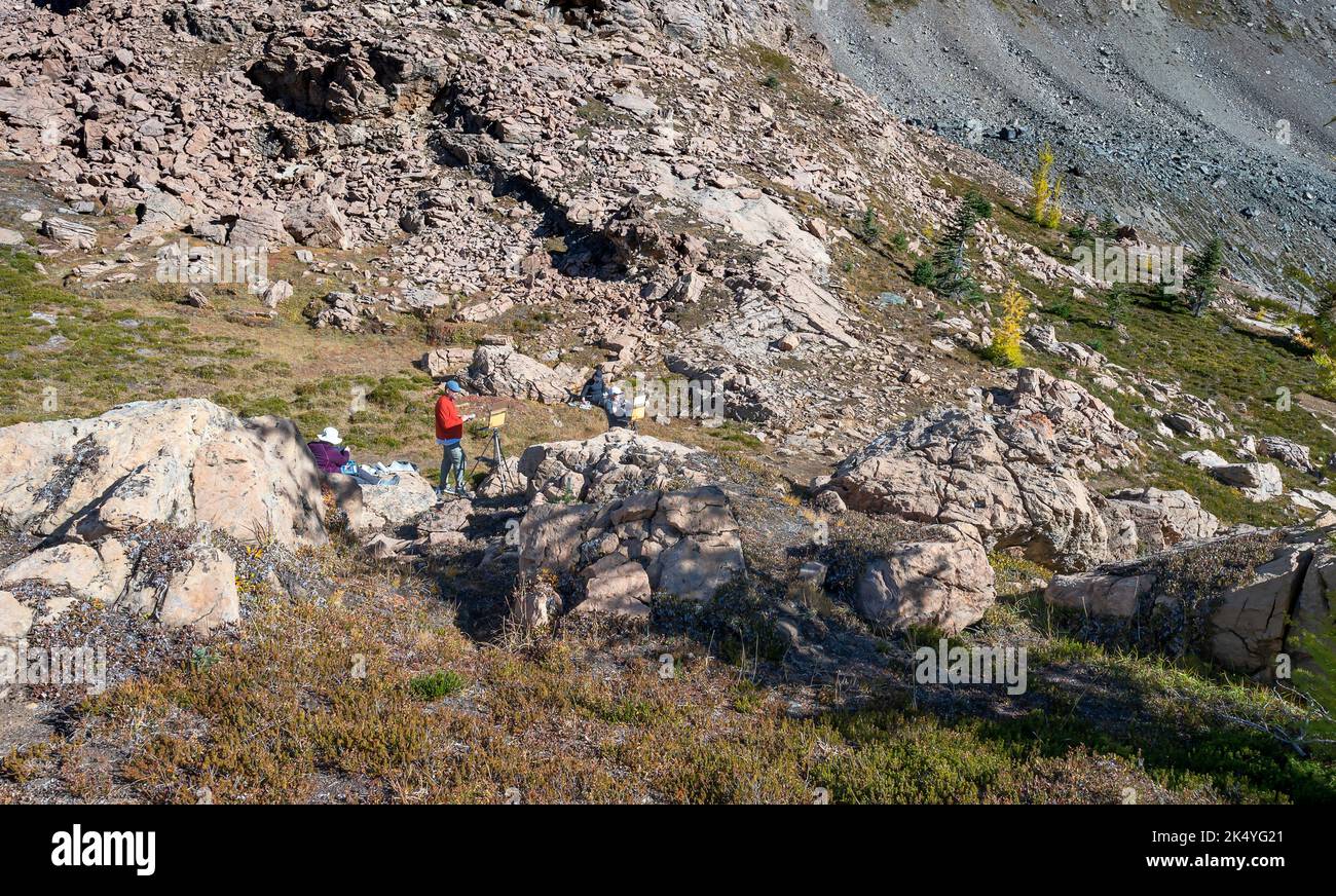 Yoho National Park, British Columbia, Kanada – 26. September 2022: Vier Künstler arbeiten im Freien in der rauen Landschaft am Lake O’Hara Stockfoto