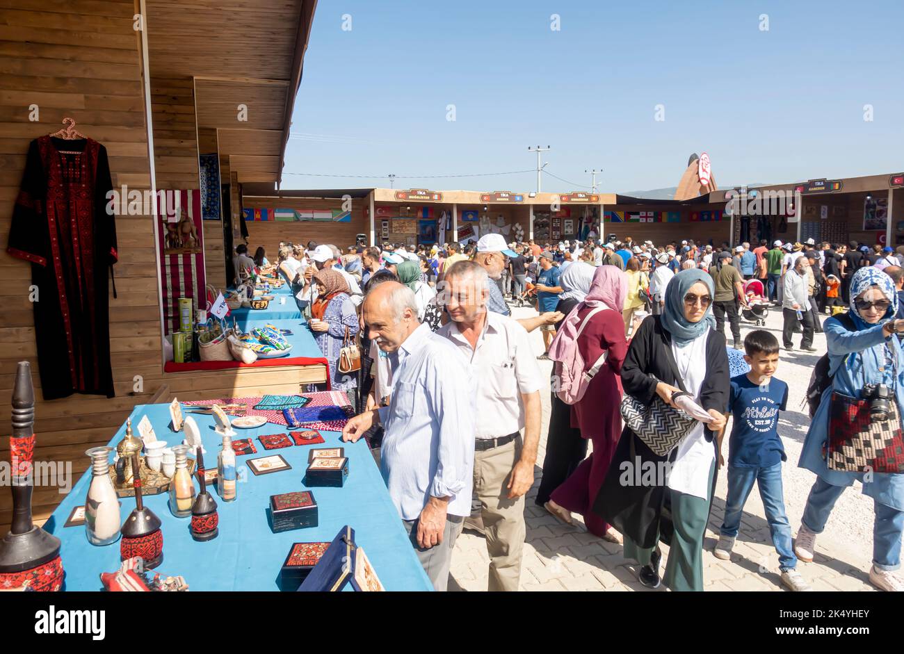 Besucher der Volksmesse, die Kunsthandwerk aus den Nomadenländern Zentralasiens und der Türkei präsentiert. In Iznik, Türkei Stockfoto