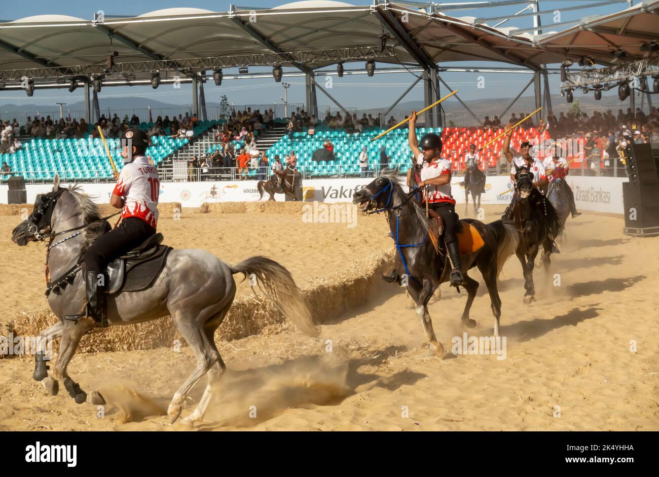 Türkische Mannschaft, die nach dem Spiel von Jereed oder Cirit bei den Vierten Nomadenspielen in Iznik, Türkei, vorführt Stockfoto