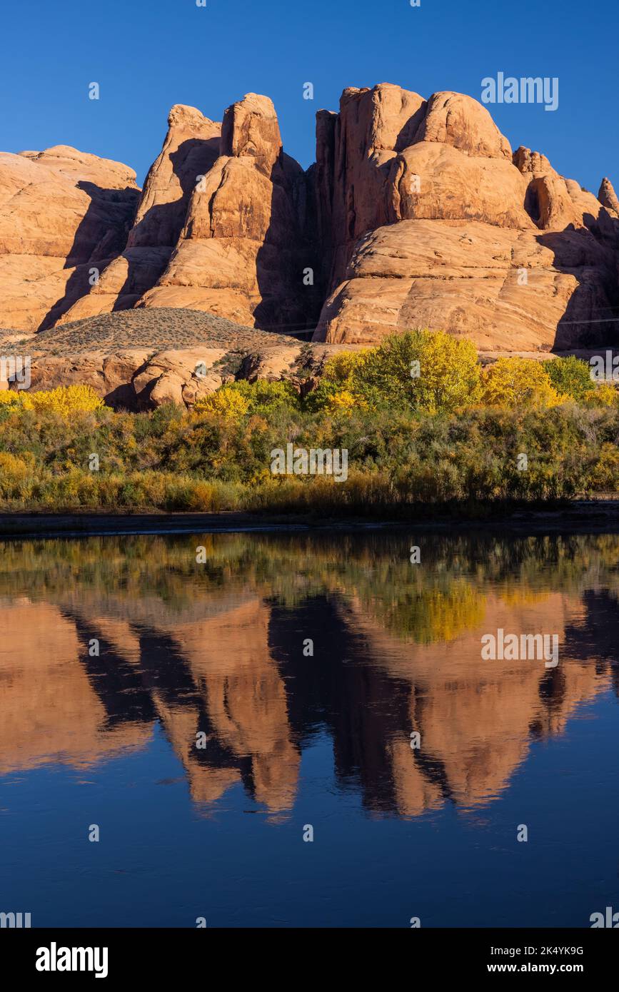 Colorado River Reflection entlang der Potash Road, Moab, Utah Stockfoto