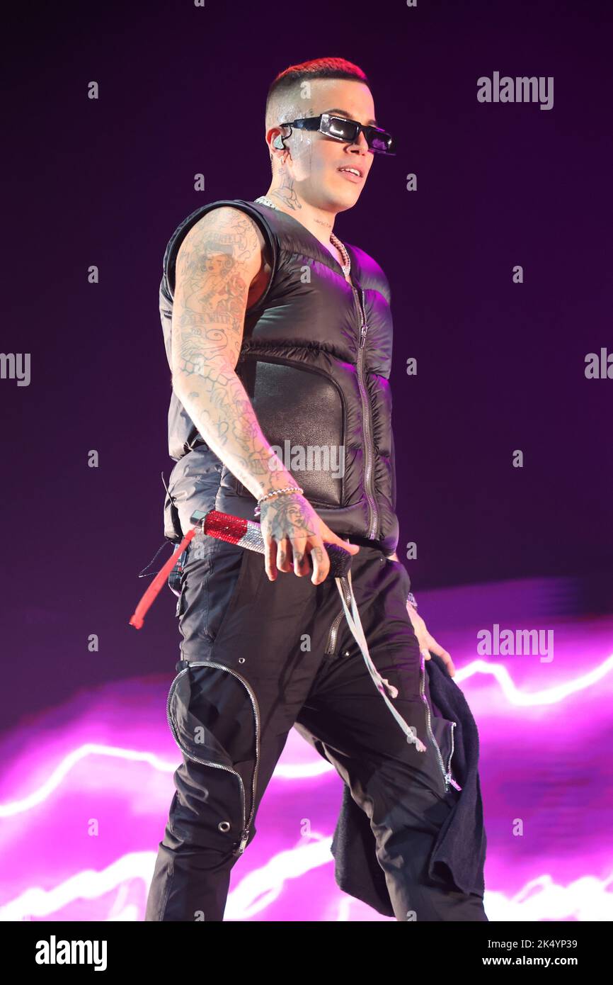 Der italienische Rapper Sfera Ebbasta konzertiert während der „Famoso