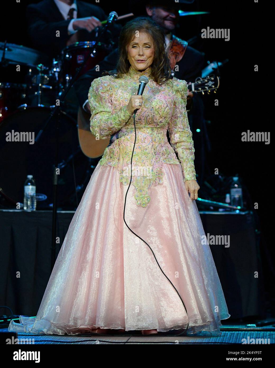 HOLLYWOOD FL - SEPTEMBER 15: Loretta Lynn tritt bei Hard Rock Live im Seminole Hard Rock Hotel & Casino auf. Loretta Lynn, geboren am 14. April 1932 Loretta Webb ist eine amerikanische Country-Musik-Singer-Songwriterin und Autorin, die in Butcher Hollow, nahe Paintsville, Kentucky, USA, als Sohn eines Kohlebergarbeiters geboren wurde. Im Alter von 15 Jahren heiratete sie und wurde bald schwanger. Sie zog mit ihrem Mann Oliver Vanetta Lynn, Jr. (1926C1996), der den Spitznamen „Doo“ trägt, nach Washington. Ihre Ehe war turbulent, er hatte Affären, und sie war eigenmächtig; ihr gemeinsames Leben half, ihre Musik am 15. September zu inspirieren, Stockfoto