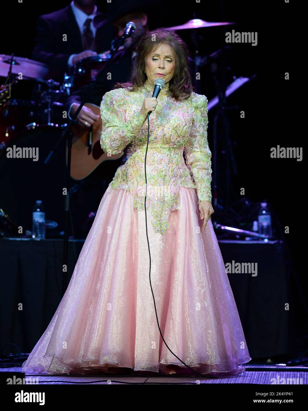 HOLLYWOOD FL - SEPTEMBER 15: Loretta Lynn tritt bei Hard Rock Live im Seminole Hard Rock Hotel & Casino auf. Loretta Lynn, geboren am 14. April 1932 Loretta Webb ist eine amerikanische Country-Musik-Singer-Songwriterin und Autorin, die in Butcher Hollow, nahe Paintsville, Kentucky, USA, als Sohn eines Kohlebergarbeiters geboren wurde. Im Alter von 15 Jahren heiratete sie und wurde bald schwanger. Sie zog mit ihrem Mann Oliver Vanetta Lynn, Jr. (1926C1996), der den Spitznamen „Doo“ trägt, nach Washington. Ihre Ehe war turbulent, er hatte Affären, und sie war eigenmächtig; ihr gemeinsames Leben half, ihre Musik am 15. September zu inspirieren, Stockfoto