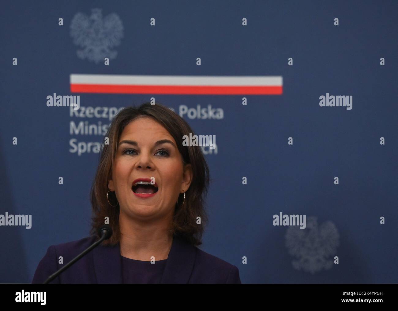 WARSCHAU, POLEN. 04. Oktober 2022. Die deutsche Außenministerin Annalena Baerbock trifft sich mit dem polnischen Außenminister Zbigniew Rau im Außenministerium in Warschau. Polen verlangt die Zahlung von etwa $1,3 Billionen Reparationen für die Schäden, die durch die Besetzung von Nazi-Deutschen während des Zweiten Weltkriegs entstanden sind Minister Rau sagte, dass Berlin sich bemühen sollte, die deutsche Gesellschaft über das "wahre" Bild des Krieges und seine katastrophalen Auswirkungen auf Polen zu informieren. Kredit: ASWphoto/Alamy Live Nachrichten Stockfoto