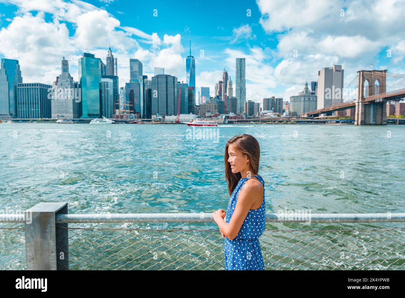 Die Skyline von New York City, Manhattan, von der Brooklyn Waterfront aus gesehen - Frau aus der Sicht. Amerikanische Leute, die über den spazieren und dabei den Blick auf Manhattan genießen Stockfoto