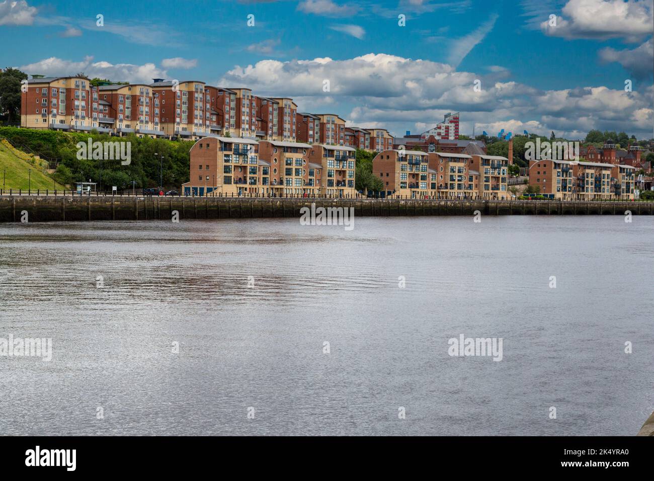 Newcastle-upon-Tyne, England, Vereinigtes Königreich.  Neue Wohnblocks (Wohnungen) auf den Fluss Tyne. Stockfoto