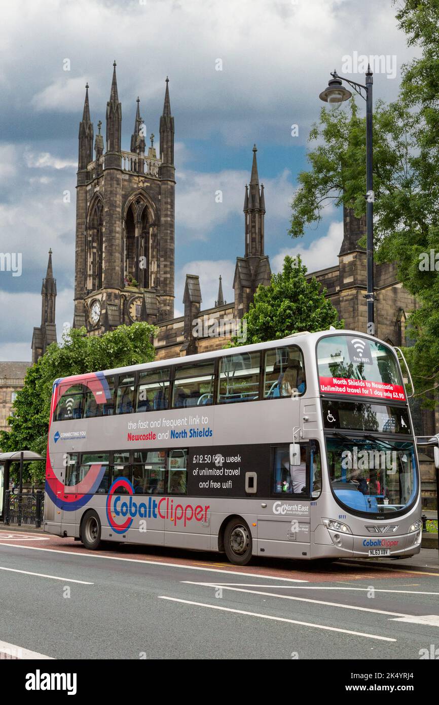 Newcastle-upon-Tyne, England, Vereinigtes Königreich.  Bus.  St. Thomas die Märtyrer-Kirche im Hintergrund, 19.. Jahrhundert. Stockfoto